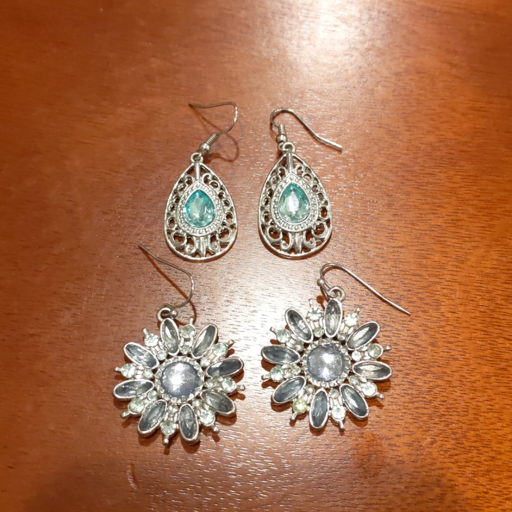 Set of two aquamarine-hued earrings